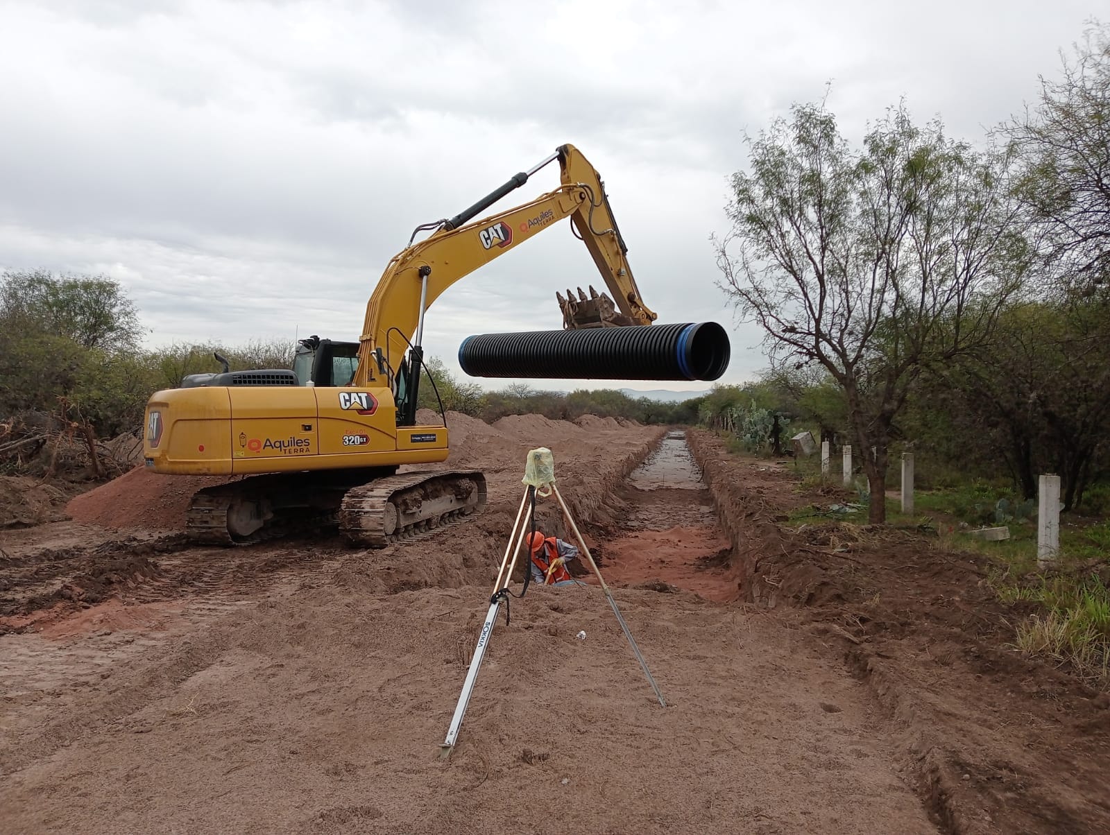 Excavadora hidráulica Caterpillar 320 GX — foto 2