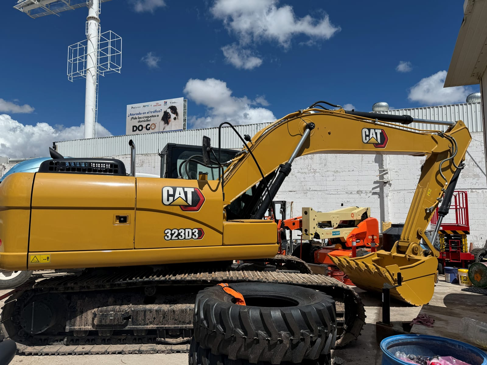 Excavadora hidráulica Caterpillar 323D3 — foto 2