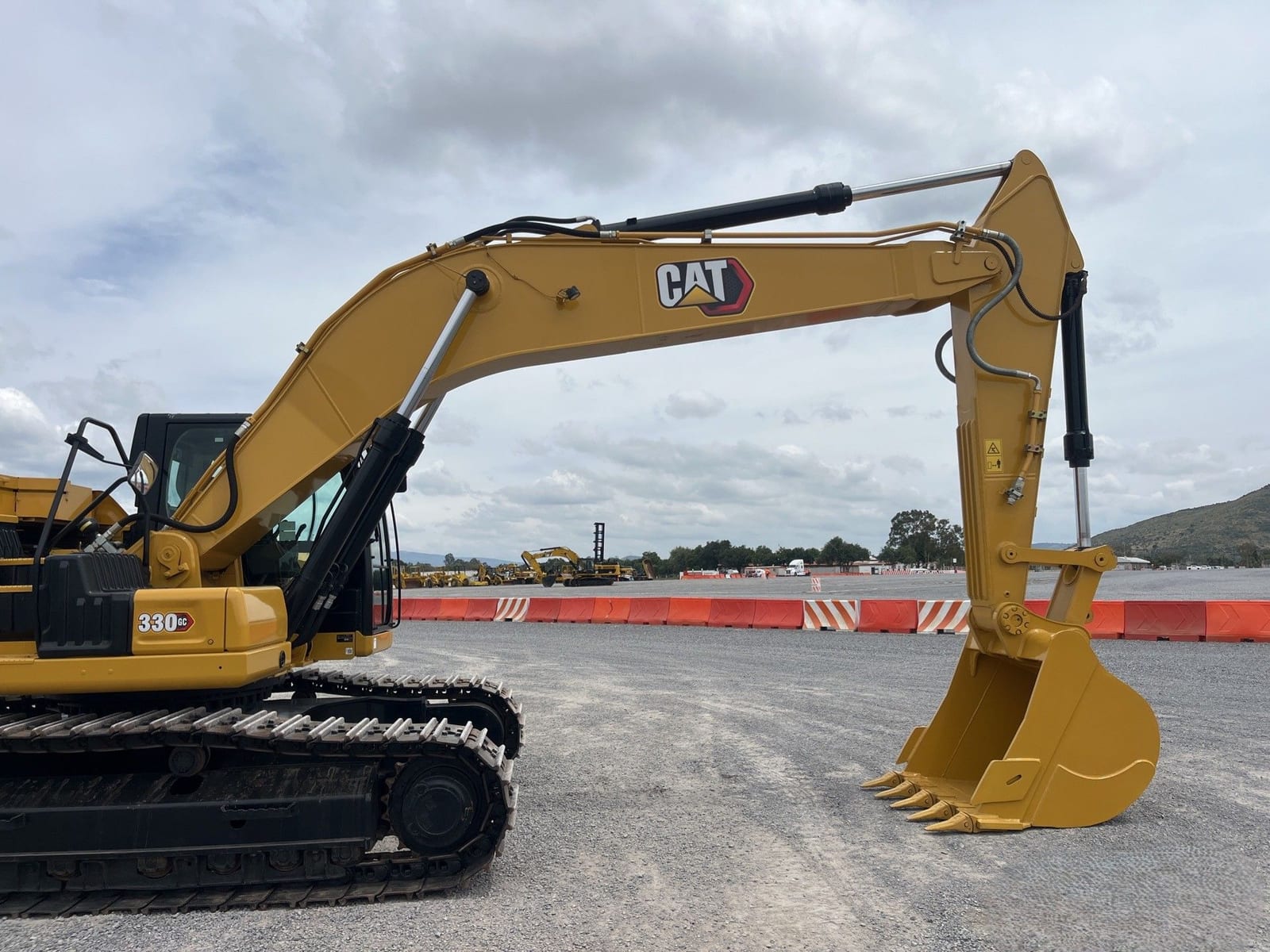 Excavadora hidráulica Caterpillar 330 GC — foto 3