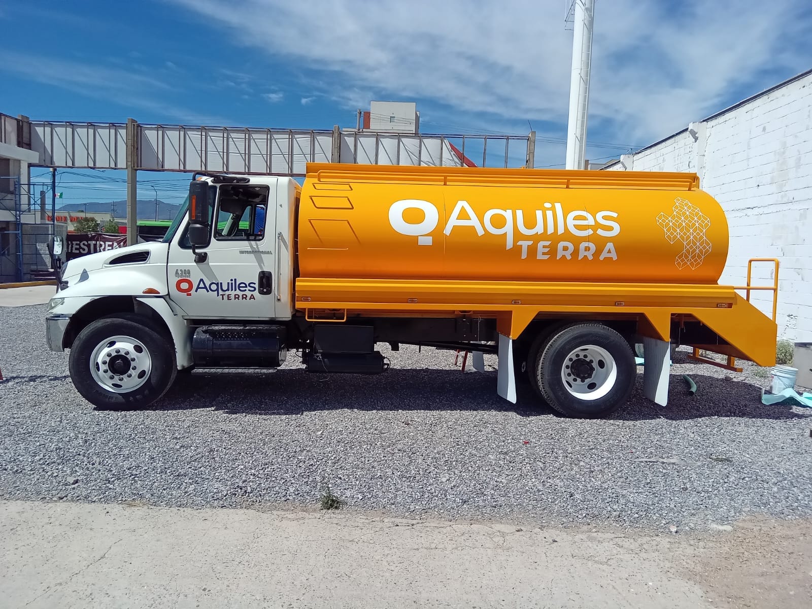 Pipa de agua 10,000 litros International 4300