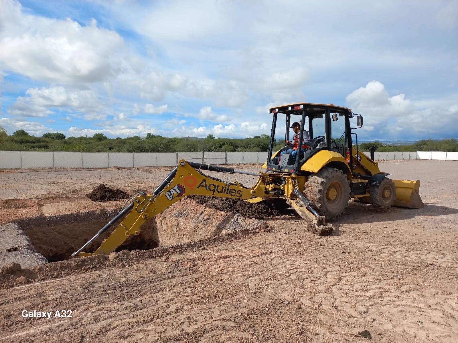 Retroexcavadora Caterpillar 416F — foto 2