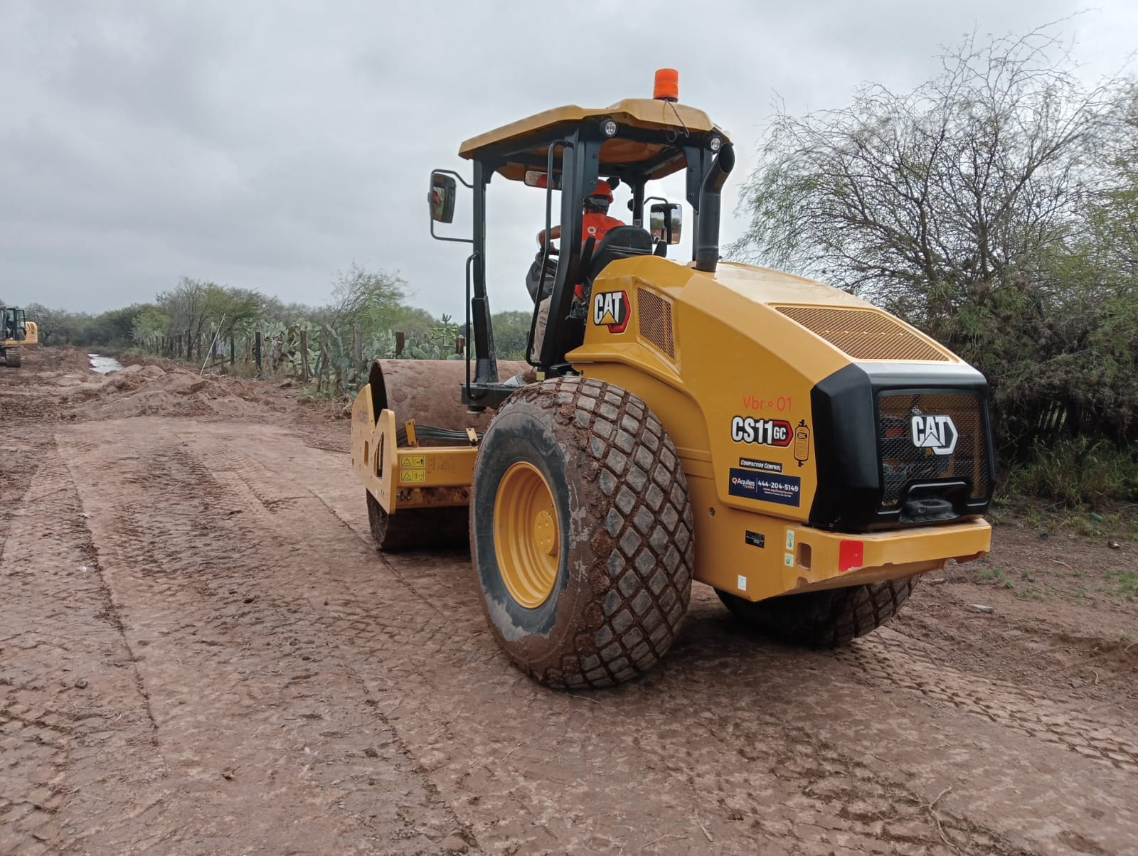 Vibrocompactador Caterpillar CS11 GC — foto 2