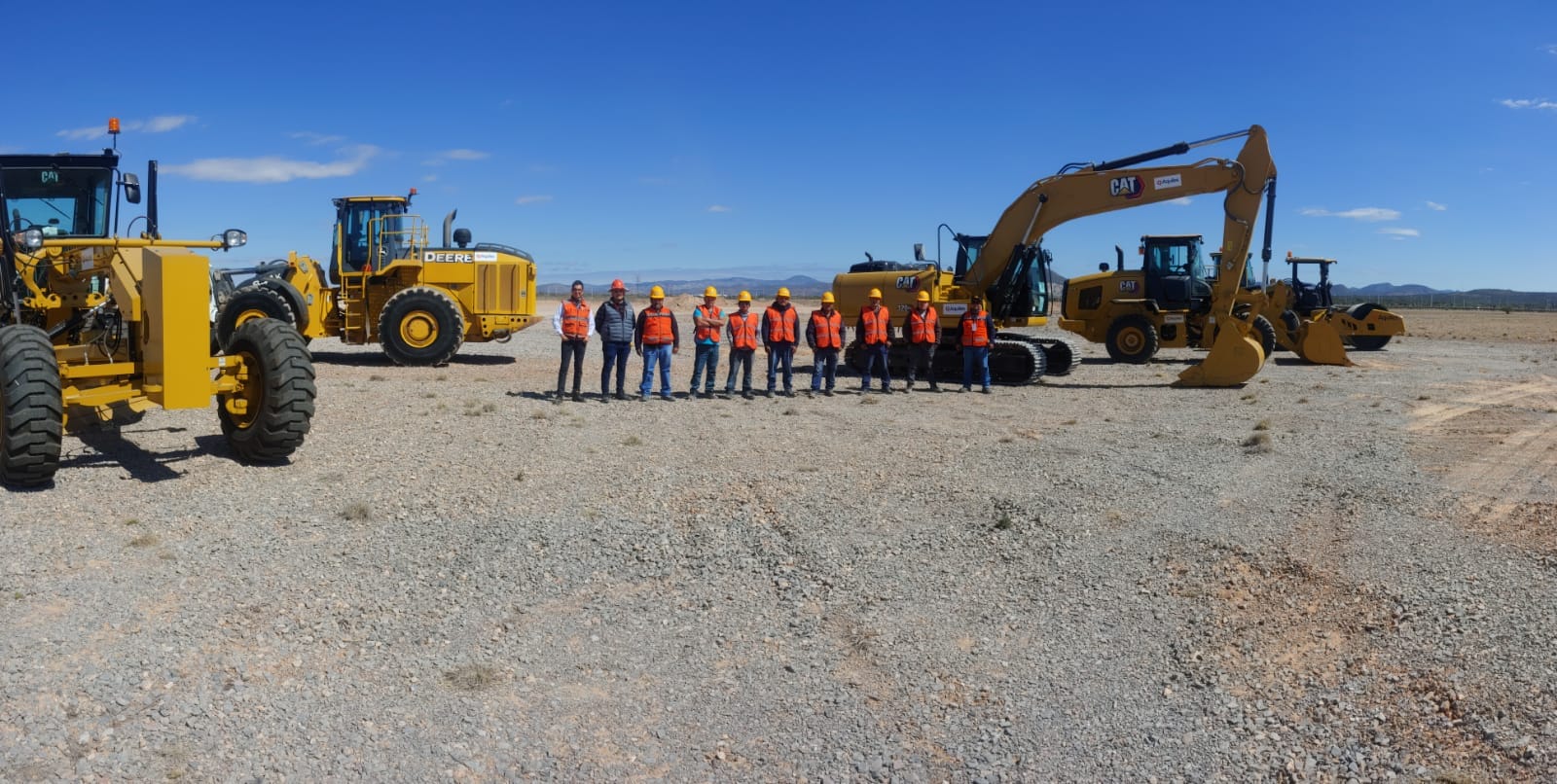 Flota de maquinaria Caterpillar de Aquiles Terra con su equipo de operadores